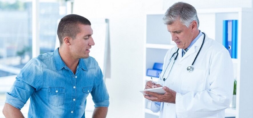 el médico recomienda un dispositivo para la prostatitis al paciente