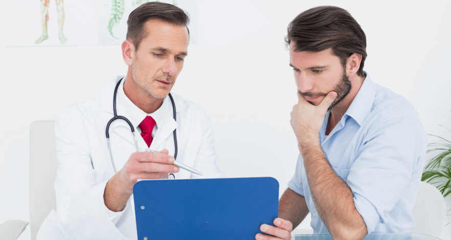 médico prescribe medicamentos para la prostatitis