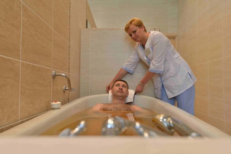Tomar un baño de pino aliviará la condición de un hombre con prostatitis. 