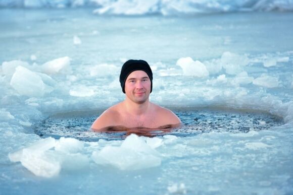nadar en un agujero de hielo como método para prevenir la prostatitis